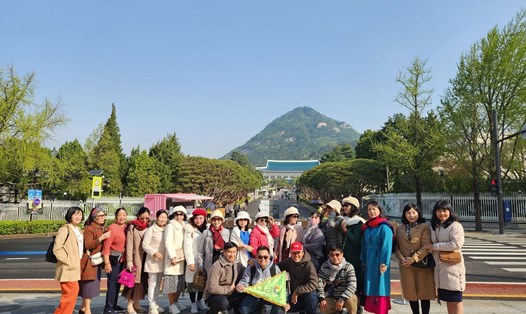 Đoàn khách tham quan, trải nghiệm du lịch tại Hàn Quốc. Ảnh: BenThanh Tourist