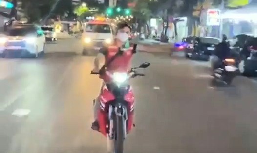 Thanh niên điều khiển xe máy chạy nhanh dẫn đường cho xe cứu thương tại Đà Nẵng. Ảnh chụp màn hình