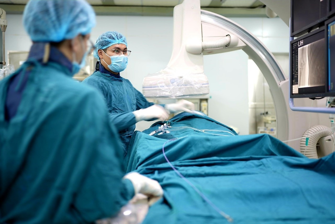 Bác sĩ tại Bệnh viện Đa khoa tỉnh Quảng Trị can thiệp cứu bệnh nhân bị mắc COVID-19. Ảnh: N.Châu.