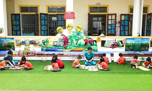 Giờ học ngoài trời của cô và trò trường mầm non xã Nghi Yên, huyện Nghi Lộc, Nghệ An. Ảnh: Hồng Sơn