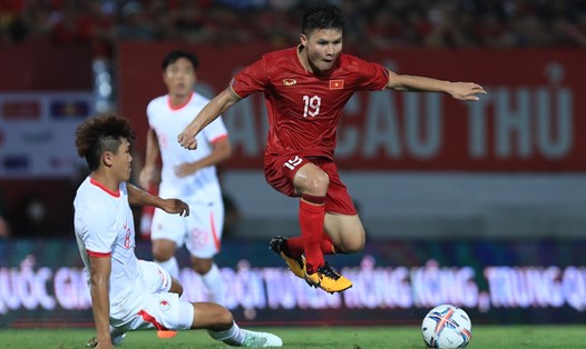 Quang Hải trong trận đấu giữa tuyển Việt Nam và Hong Kong (Trung Quốc). Ảnh: Minh Dân