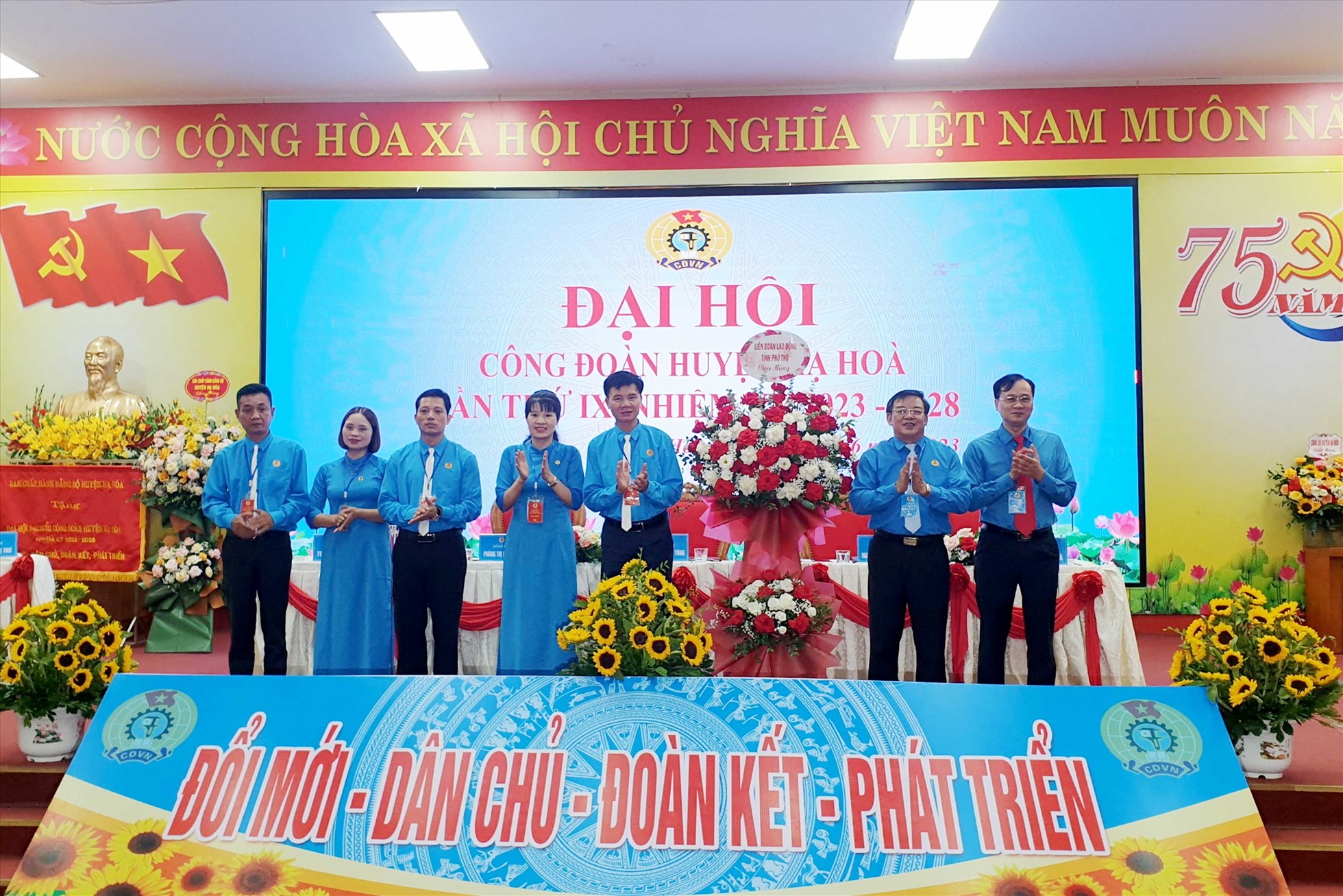 Lãnh đạo Liên đoàn Lao động huyện Hạ Hoà chúc mừng Đại hội. Ảnh: Hoàng Tuấn