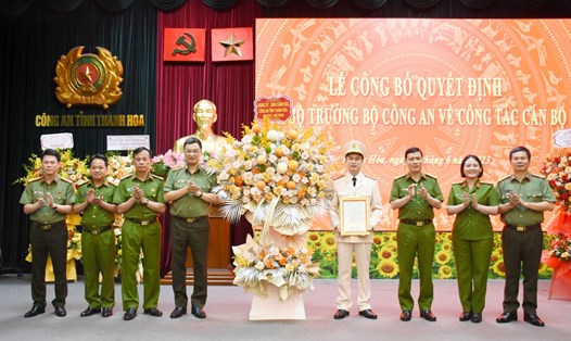 Các đồng chí trong Ban Thường vụ Đảng ủy, lãnh đạo Công an tỉnh tặng hoa chúc mừng Đại tá Phùng Xuân Tiến. Ảnh: Công an Thanh Hoá