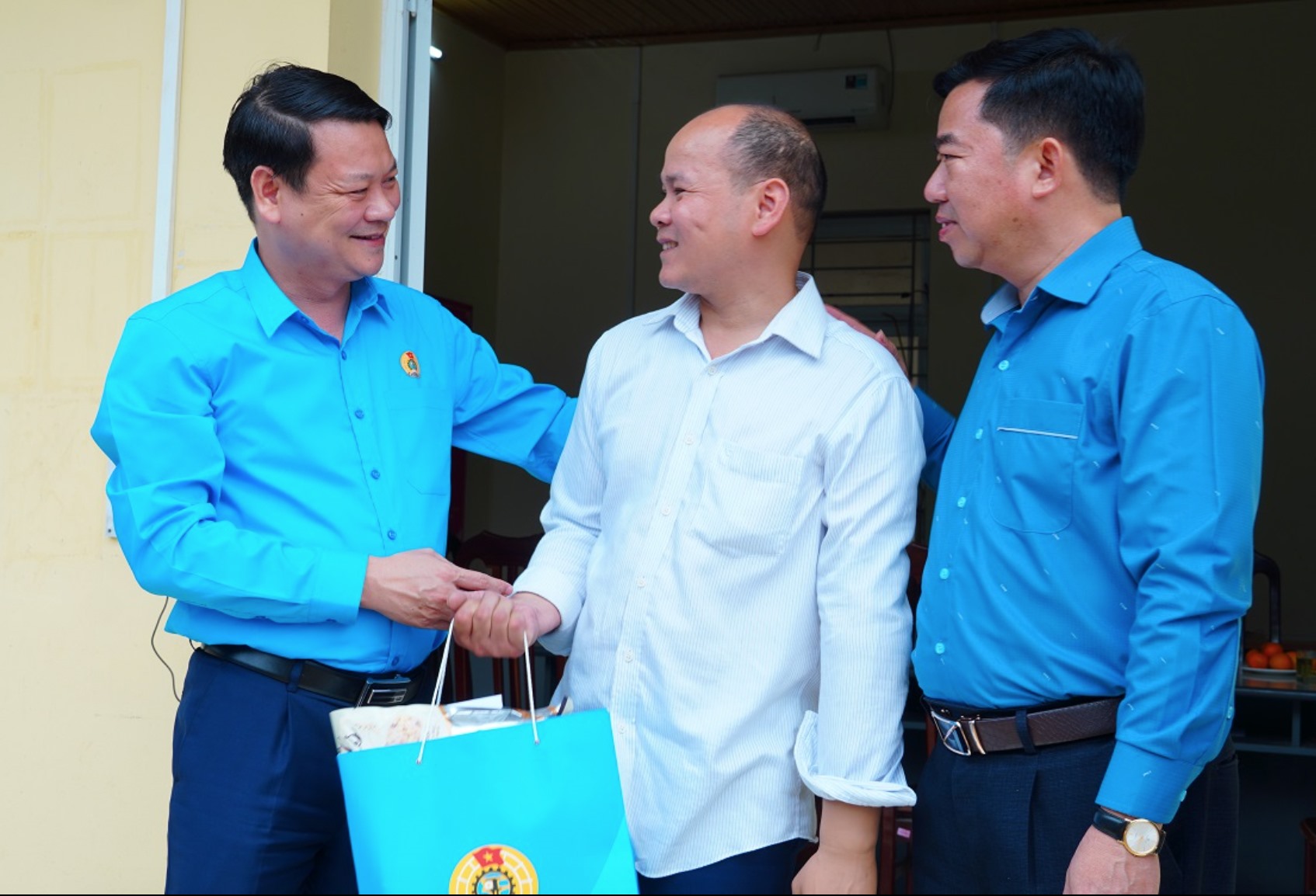 Ông Phạm Việt Dũng - Chủ tịch LĐLĐ tỉnh Thái Nguyên (trái ảnh) trao quà, động viên người lao động. Ảnh: Công đoàn Thái Nguyên