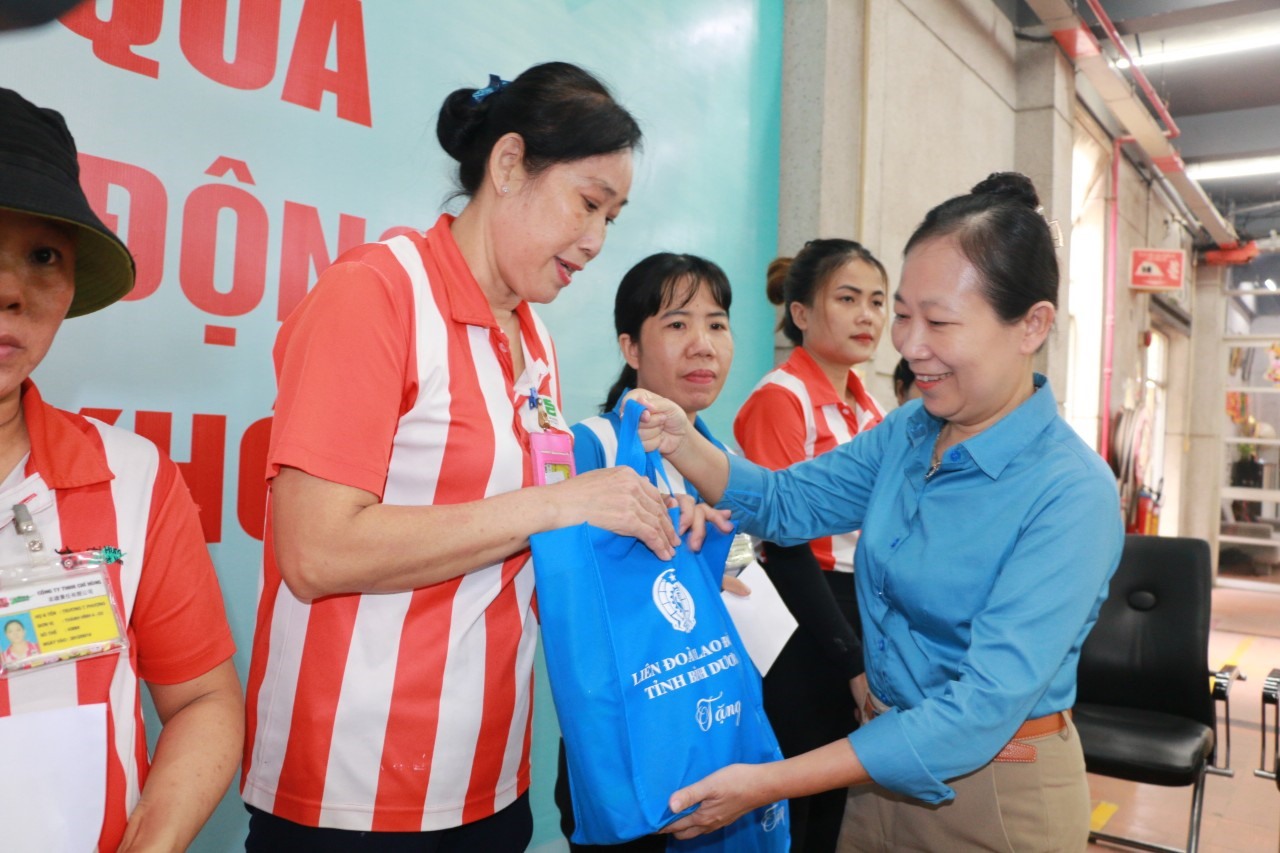 Bà Ong Thụy Hoàng Mai - Phó Chủ tịch LĐLĐ tỉnh Bình Dương trao quà hỗ trợ công nhân khó khăn trong Tháng Công nhân 2023. Ảnh: Hoàng Trung