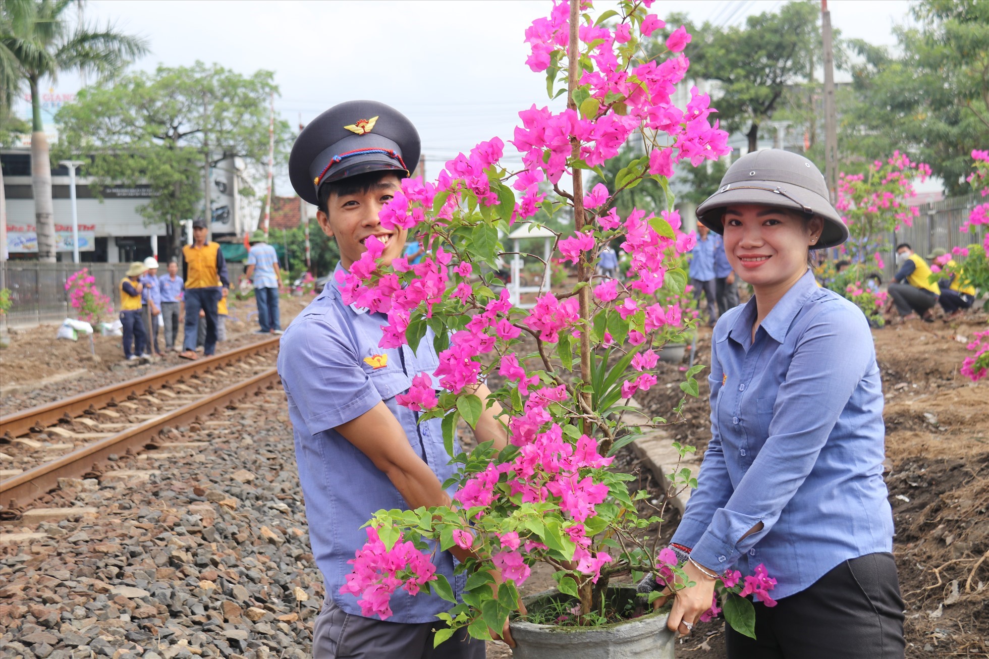 Phong trào đường tàu - đường hoa tại Phú Yên. Ảnh: Phương Linh