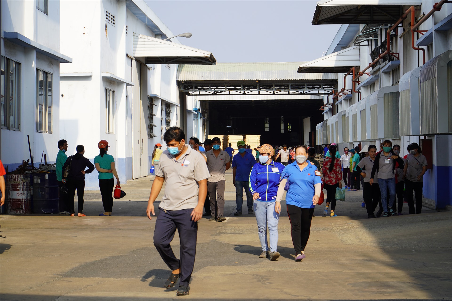 Giờ tan ca của công nhân Công ty TNHH Sản xuất đồ mộc Chien. Ảnh: Hà Anh Chiến