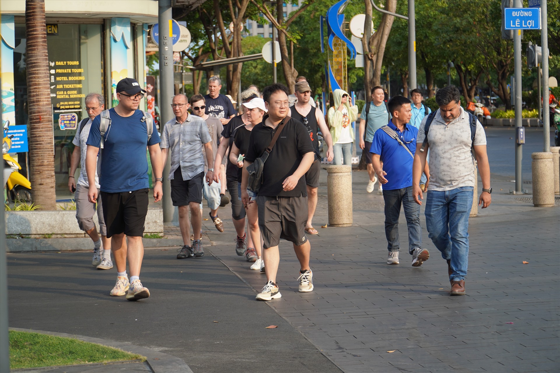 Khách quốc tế tham quan, trải nghiệm du lịch ở TP Hồ Chí Minh. Ảnh: Thanh Chân