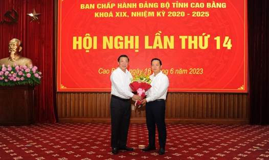 Ông Lê Hải Hòa (phải) vừa được bầu bổ sung làm Ủy viên Ban Thường vụ Tỉnh ủy Cao Bằng nhiệm kỳ 2020 - 2025. Ảnh: Tỉnh uỷ Cao Bằng