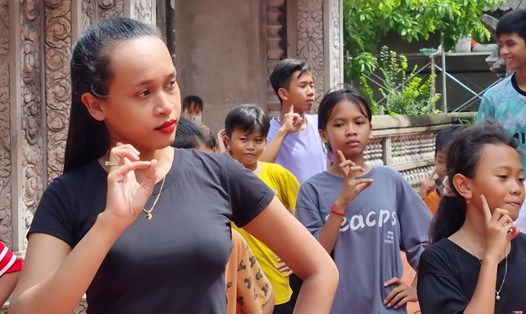 Vượt chặng đường hơn 40km, chị Thạch Thị Ni Ta đến với vùng có đông đồng bào dân tộc Khmer ôn tập múa miễn phí cho các em. Ảnh: Hoàng Lộc
