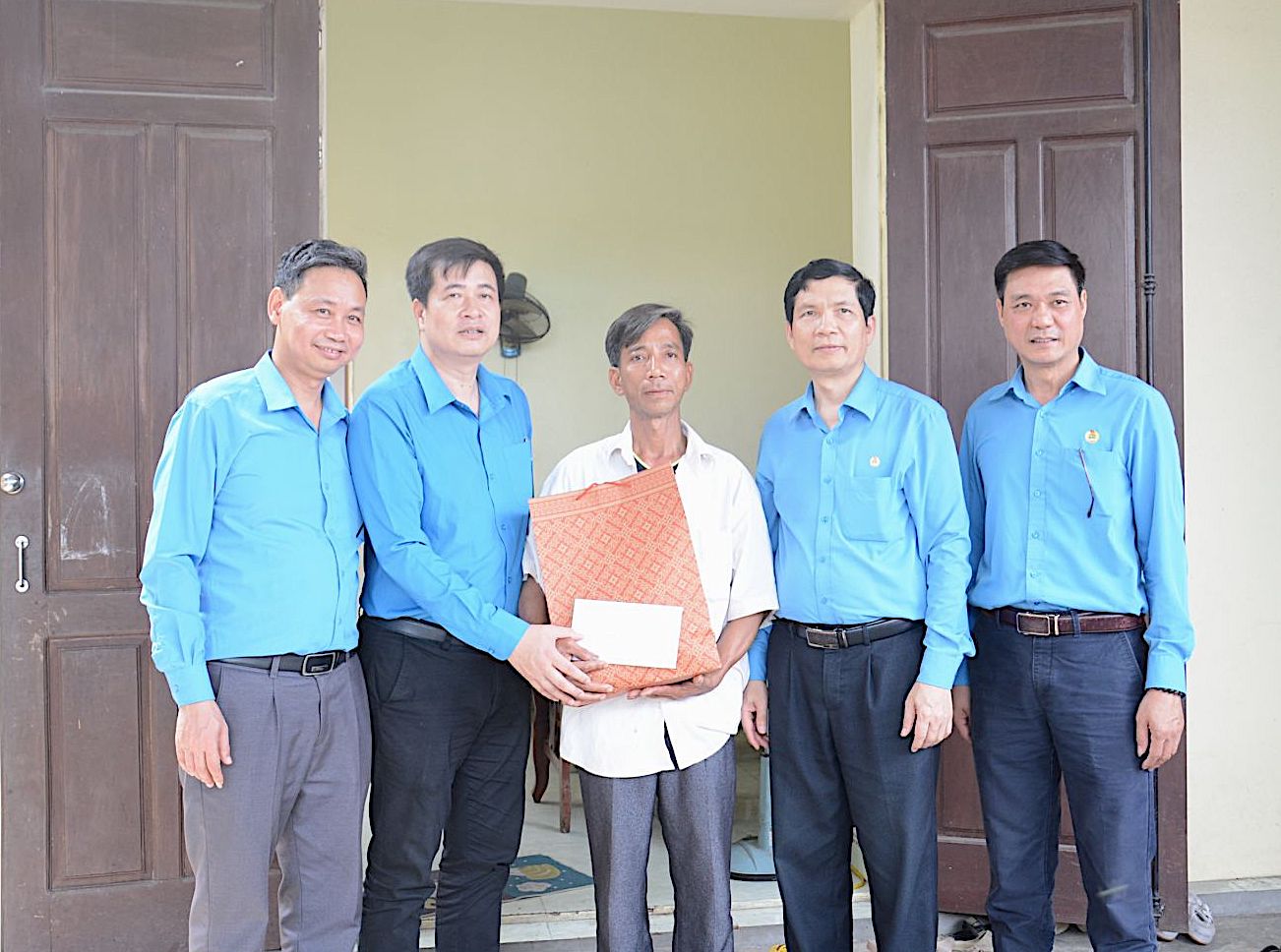 Ông Phạm Hoài Phương - Chủ tịch Công đoàn Giao thông Vận tải Việt Nam (thứ 2 từ trái sang) tặng quà cho đoàn viên khó khăn. Ảnh: Công đoàn GTVTVN