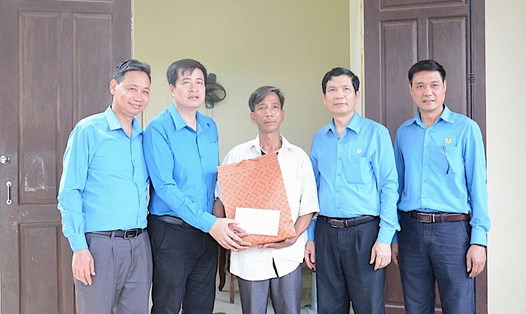 Ông Phạm Hoài Phương - Chủ tịch Công đoàn Giao thông Vận tải Việt Nam (thứ 2 từ trái sang) tặng quà cho đoàn viên khó khăn. Ảnh: Công đoàn GTVTVN