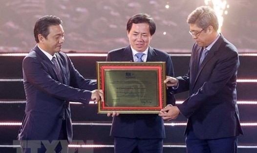 Lễ trao Bằng công nhận của UNESCO ghi danh Nghệ thuật làm gốm của người Chăm vào Danh sách Di sản Văn hóa Phi vật thể cần bảo vệ khẩn cấp cho tỉnh Ninh Thuận. Ảnh: TTXVN