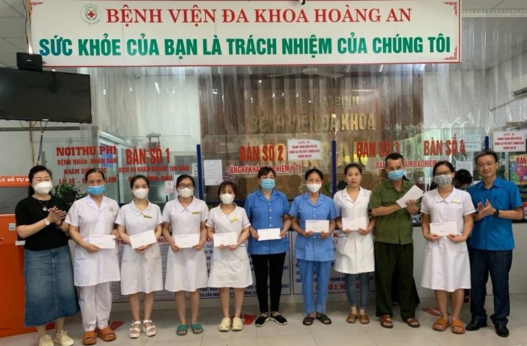 Công đoàn ngành Y tế Thái Bình thăm, tặng quà động viên đoàn viên tại Bệnh viện Đa khoa Hoàng An. Ảnh: CĐ Y tế Thái Bình