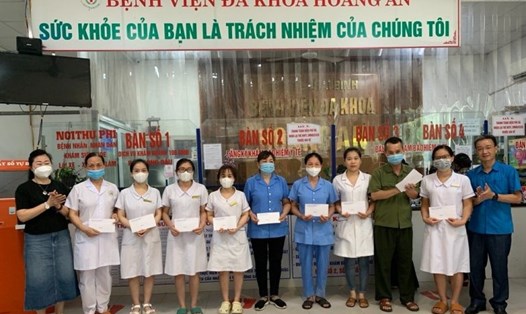 Công đoàn ngành Y tế Thái Bình thăm, tặng quà động viên đoàn viên tại Bệnh viện Đa khoa Hoàng An. Ảnh: CĐ Y tế Thái Bình