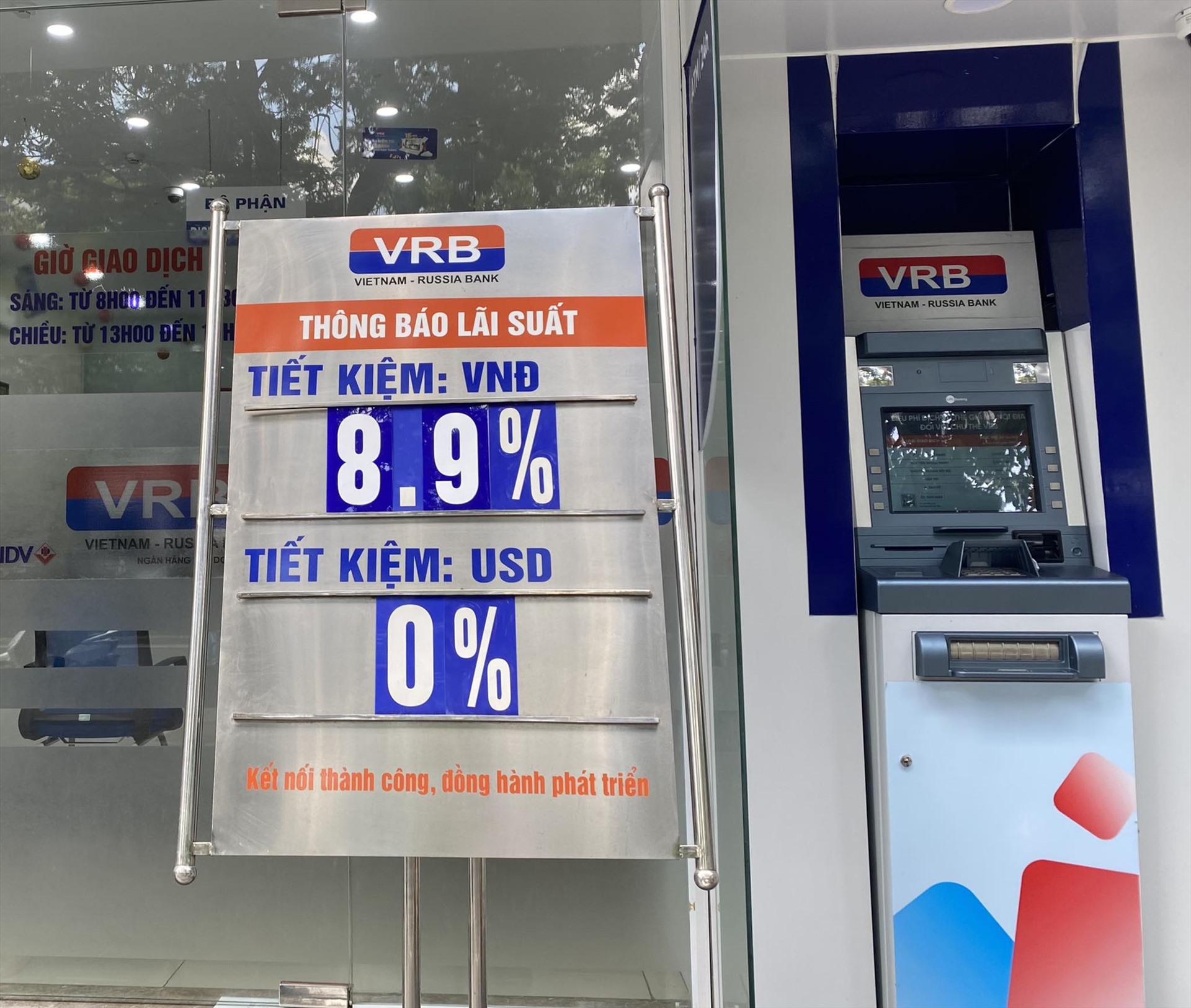Ngân hàng VRB hiện đang niêm yết lãi suất cao nhất thị trường là 8,9%/năm áp dụng cho kỳ hạn 36 tháng. Ảnh: Hương Nguyễn