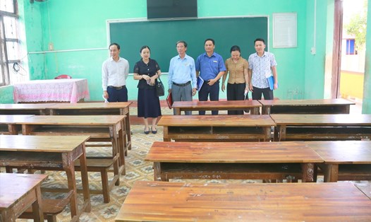 Lãnh đạo Sở GDĐT tỉnh Quảng Trị kiểm tra phòng thi tốt nghiệp THPT ở huyện Vĩnh Linh. Ảnh: H.Thơ.