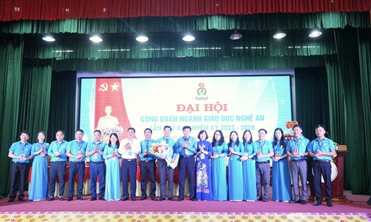Đại hội đã bầu Ban Chấp hành Công đoàn ngành GD &ĐT Nghệ An  nhiệm kỳ 2023 – 2028 gồm 15 thành viên. Ảnh: Quỳnh Trang
