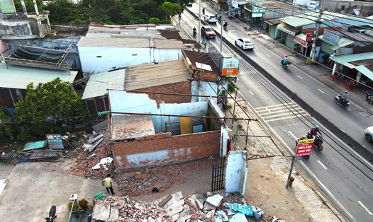 Dãy nhà mặt tiền đường Nguyễn Văn Bứa (huyện Hóc Môn) đang tháo dỡ bàn giao mặt bằng cho dự án Vành đai 3.  Ảnh: Minh Quân