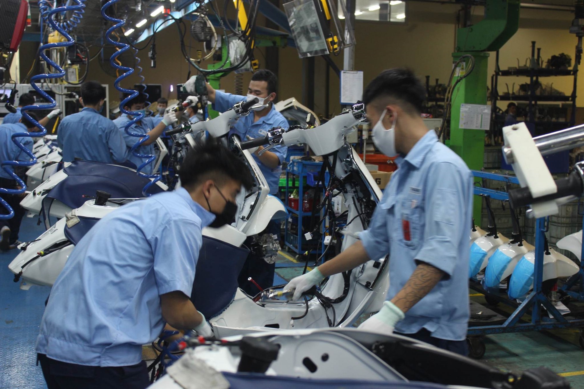 Thông qua các phong trào thi đua hàng trăm sáng kiến đã được ứng dụng vào SXKD. Ảnh minh hoạ: Tất Thảo