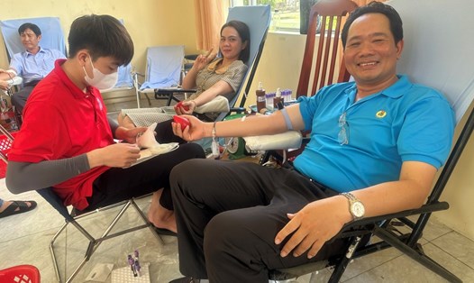 Cán bộ Công đoàn ngành giáo dục tỉnh Đồng Tháp tham gia hiến máu tình nguyện. Ảnh: CĐGD Đồng Tháp