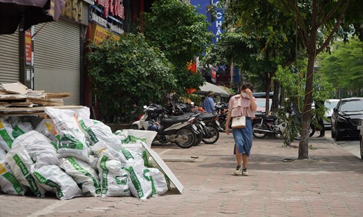 Vỉa hè, lòng đường ở Hà Nội nhan nhản tình trạng chiếm dụng làm "của riêng". Ảnh: Hoài Luân