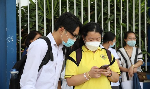 Các thí sinh truy cập cổng thông tin điện tử của Sở Giáo dục và Đào tạo các tỉnh để tra cứu điểm thi vào lớp 10. Ảnh: Vân Trang