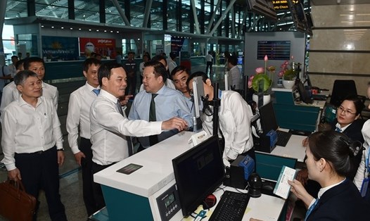 Phó Thủ tướng Trần Lưu Quang trải nghiệm hệ thống ứng dụng thẻ căn cước công dân gắn chip điện tử, Biometric nhận diện khuôn mặt (facial ID) tại nhà ga T2. Ảnh: VGP