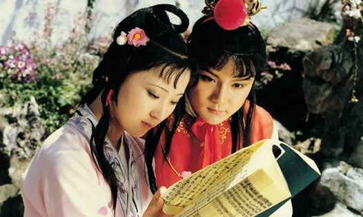 Giả Bảo Ngọc và Lâm Đại Ngọc trong "Hồng lâu mộng" 1987. Ảnh: Xinhua