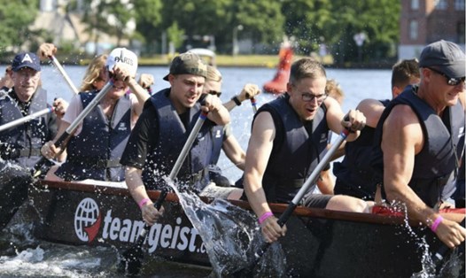 Cuộc đua thuyền trên  sông Spree của Berlin, Đức. Ảnh: Xinhua