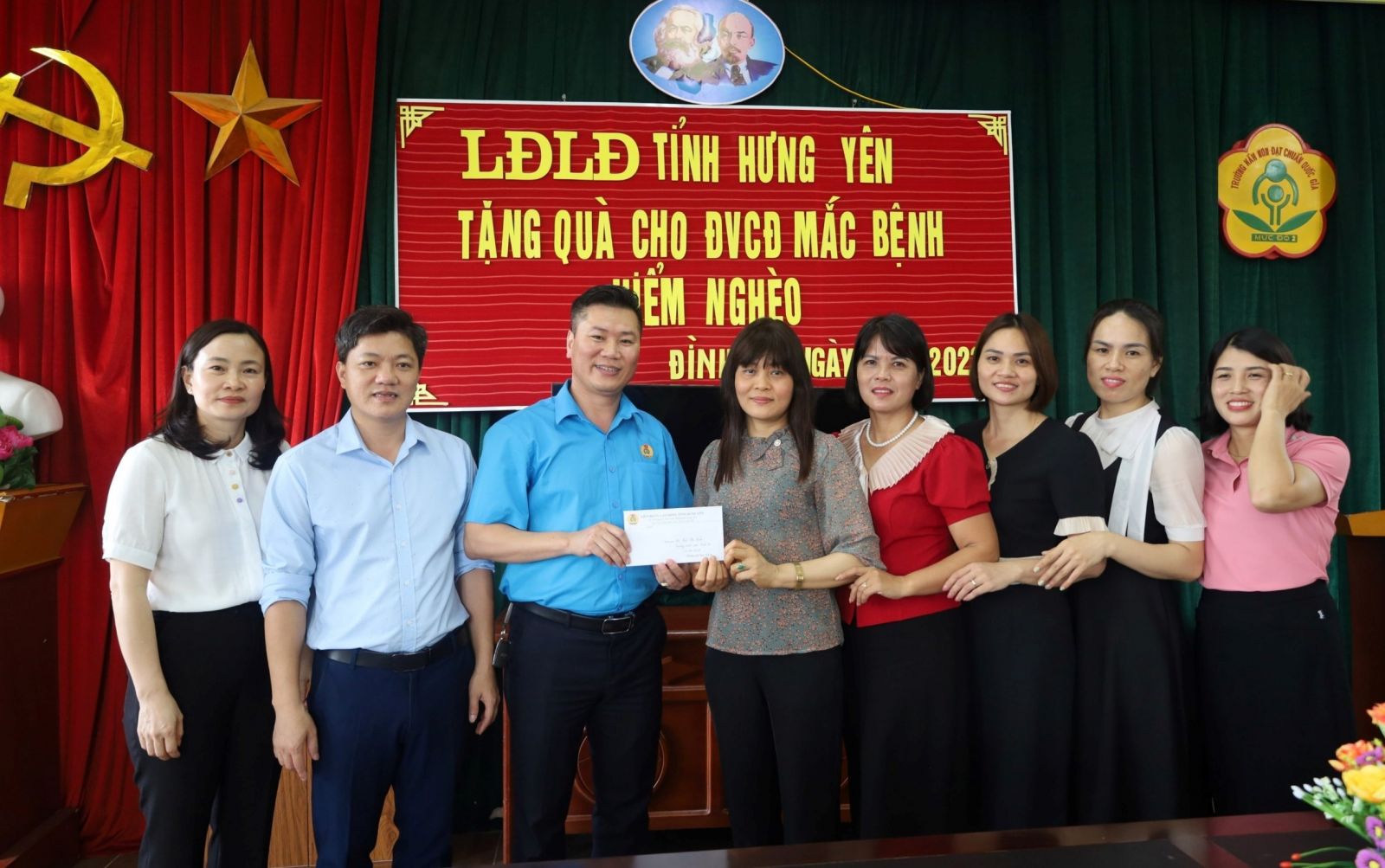 Ông Hoàng Xuân Hào - Phó Chủ tịch Thường trực LĐLĐ tỉnh Hưng Yên trao tiền hỗ trợ cho đoàn viên Bùi Thị Bích (xã Đình Dù, huyện Văn Lâm). Ảnh: Liên Thuỷ