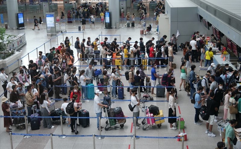 Hành khách xếp hàng làm thủ tục tại nhà ga quốc tế Tân Sơn Nhất ngày 6.8.2022. Ảnh: Anh Tú