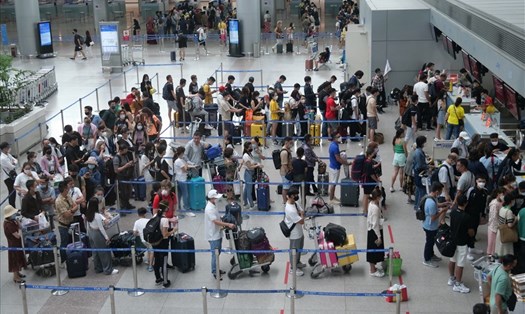 Hành khách xếp hàng làm thủ tục tại nhà ga quốc tế Tân Sơn Nhất ngày 6.8.2022. Ảnh: Anh Tú
