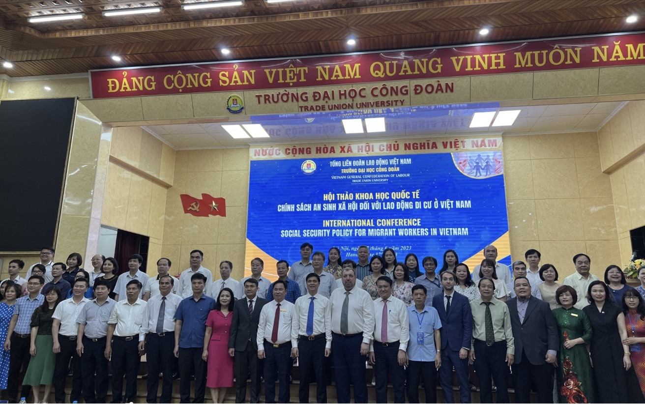 Các đại biểu tham gia Hội thảo khoa học quốc tế “Chính sách an sinh xã hội đối với lao động di cư ở Việt Nam“. Ảnh: Kiều Vũ
