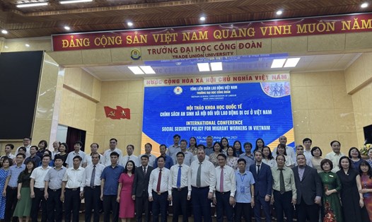 Các đại biểu tham gia Hội thảo khoa học quốc tế “Chính sách an sinh xã hội đối với lao động di cư ở Việt Nam“. Ảnh: Kiều Vũ
