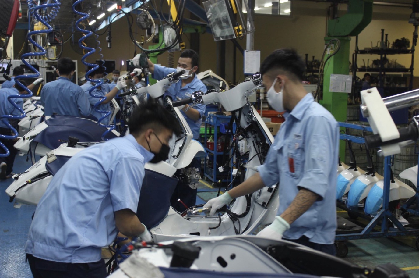 Thông qua các phong trào thi đua hàng trăm sáng kiến đã được ứng dụng vào SXKD. Ảnh minh hoạ: Tất Thảo