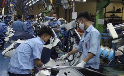 Thông qua các phong trào thi đua hàng trăm sáng kiến đã được ứng dụng vào SXKD. Ảnh minh hoạ: Tất Thảo