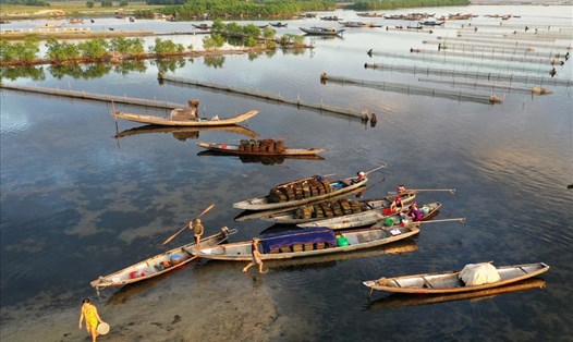 Nằm trên phá Tam Giang - hệ đầm phá lớn nhất Đông Nam Á, chợ nổi Ngư Mỹ Thạnh (thuộc xã Quảng Lợi, Quảng Điền, Thừa Thiên - Huế) được xem là nơi buôn bán, trao đổi hàng hóa đặc biệt nhất của xứ Huế và thu hút du khách. Ảnh: Quảng An