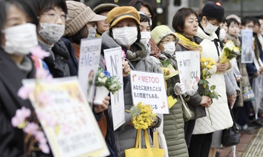 Người biểu tình trong cuộc tụ họp của phong trào Flower Demo chống bạo lực tình dục ở Nagoya, Nhật Bản. Ảnh chụp màn hình