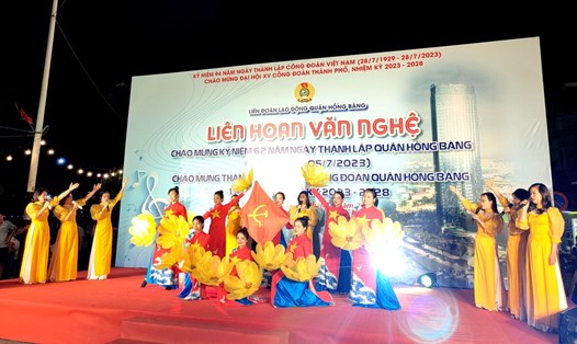 CNVCLĐ quận Hồng Bàng hát mừng thành công Đại hội Công đoàn quận lần thứ 10. Ảnh: Mai Dung