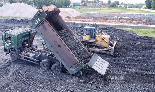 Cuối tháng 5.2023, UBND thị xã Đông Triều chấp thuận phương án sử dụng đất đá thải mỏ từ bãi thải Nam Tràng Bạch (phường Hoàng Quế, thị xã Đông Triều) làm vật liệu san lấp cho các dự án trên địa bàn. Ảnh: Đoàn Hưng