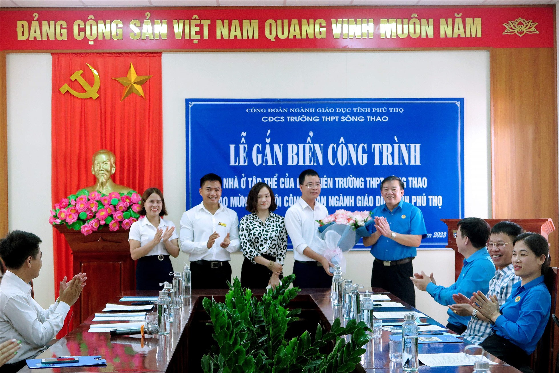 Lãnh đạo Liên đoàn Lao động tỉnh Phú Thọ tặng hoa chúc mừng Trường THPT Sông Thao. Ảnh: Lại Thảo
