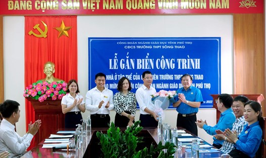 Lãnh đạo Liên đoàn Lao động tỉnh Phú Thọ tặng hoa chúc mừng Trường THPT Sông Thao. Ảnh: Lại Thảo