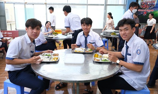 Học sinh ở Cần Thơ thưởng thức bữa ăn trưa miễn phí từ chính tay giáo viên nhà trường chuẩn bị. Ảnh: Phong Linh