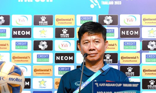 Huấn luyện viên Hoàng Anh Tuấn trả lời họp báo tại giải U17 châu Á 2023. Ảnh: VFF