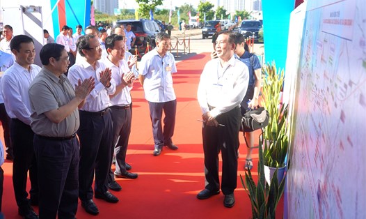 Thủ tướng Phạm Minh Chính xem sơ đồ dự án Vành đai 3 TPHCM.   Ảnh: Minh Quân