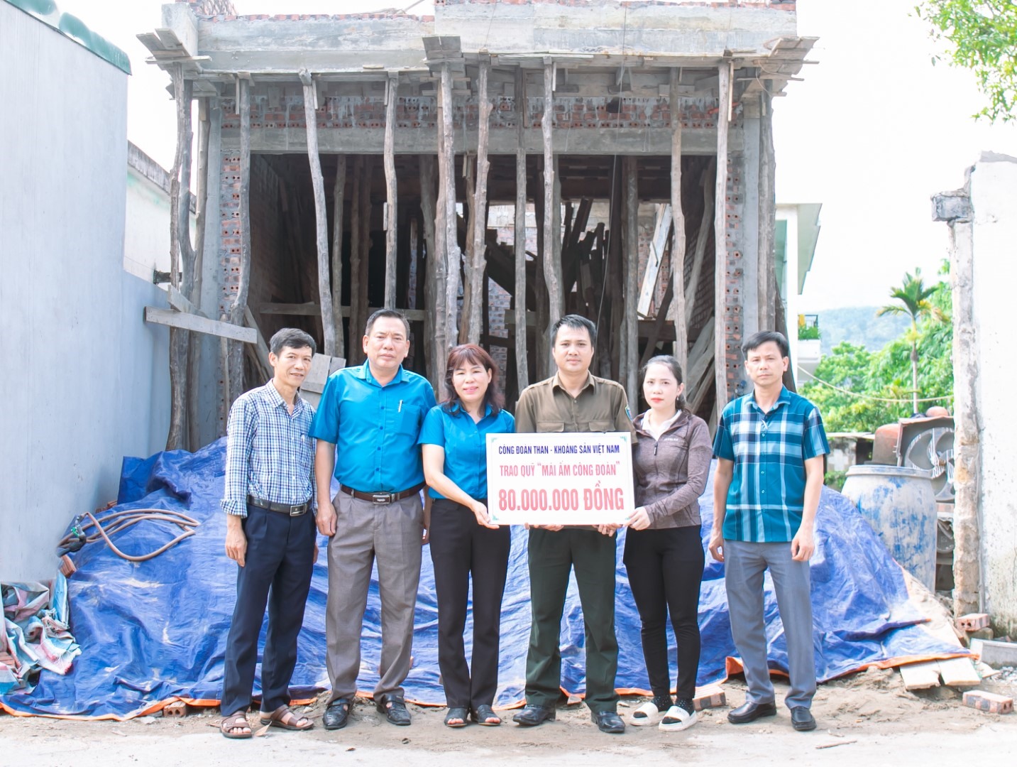 Thừa ủy quyền của Công đoàn TKV, Công đoàn Công ty Kho vận Đá Bạc trao kinh phí hỗ trợ từ Quỹ Mái ấm Công đoàn cho gia đình anh Hưng. Ảnh: CĐ Kho vận Đá Bạc.