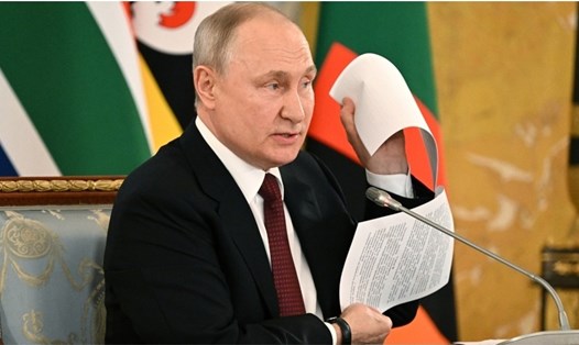 Tổng thống Nga Vladimir Putin công bố dự thảo hiệp ước về tính trung lập của Ukraina tại một sự kiện ở St. Petersburg, ngày 17.6.2023. Ảnh: Sputnik