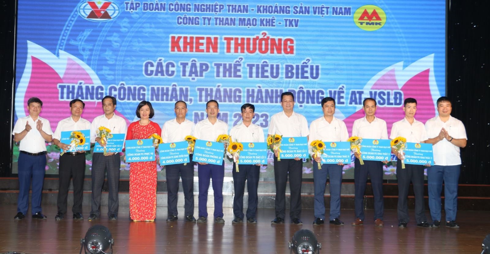 Trao thưởng cho các tập thể tiêu biểu xuất sắc trong Tháng Công nhân 2023.  Ảnh: CĐ than Mạo Khê