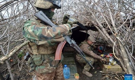 Lính pháo binh Ukraina thực hiện nhiệm vụ gần Bakhmut, Ukraina, ngày 12.4.2023. Ảnh: Xinhua